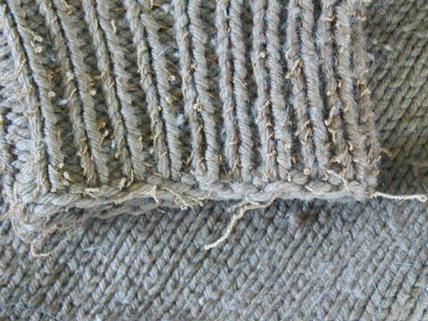 Sleeve detail
showing elastic decay